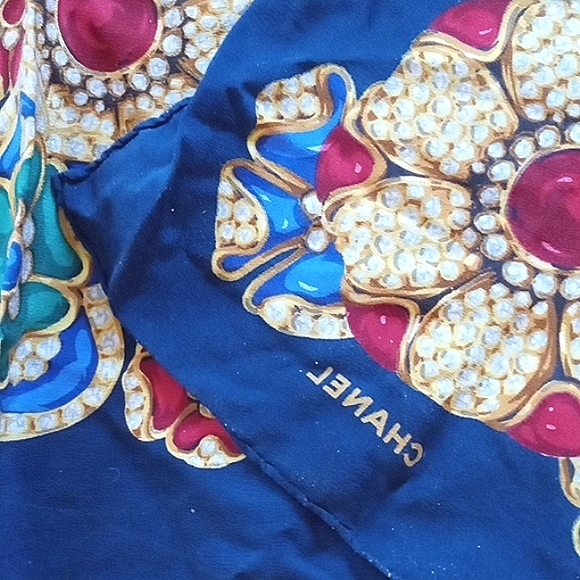 Authentic Chanel silk Scarf Vintage - Picture 2 of 7